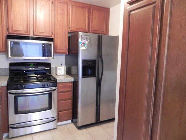 Building Photo - Large 3 bedroom 2 bath Townhouse in Hercul...