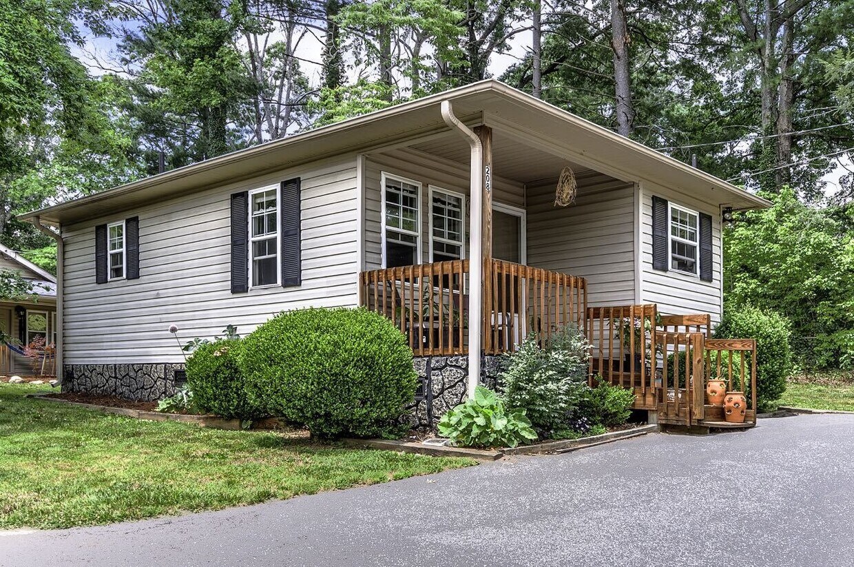 Primary Photo - Cottage Close to Downtown Black Mountain