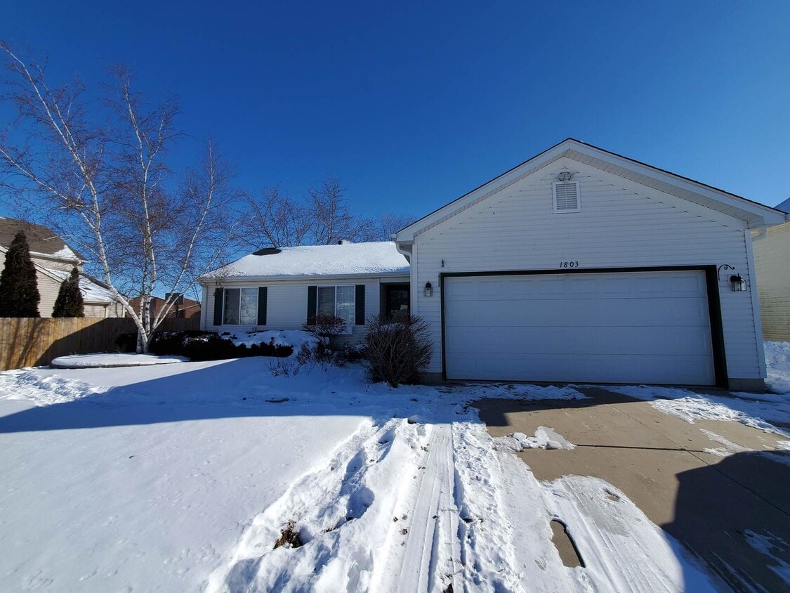 1803 Sunshine Ln, Zion, IL 60099 House Rental in Zion, IL