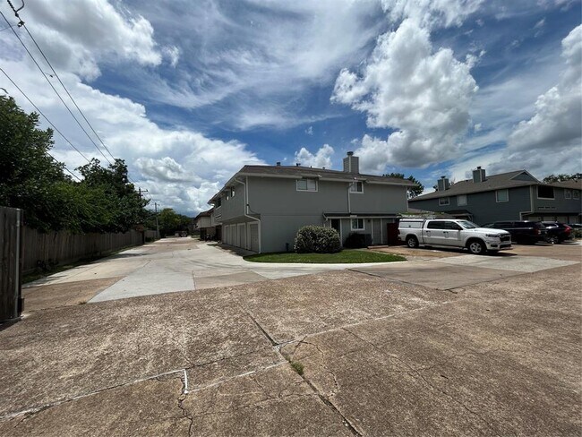 Foto del edificio - 8038 Sands Point Dr