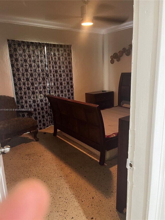 Foto del edificio - 670 NE 143rd St