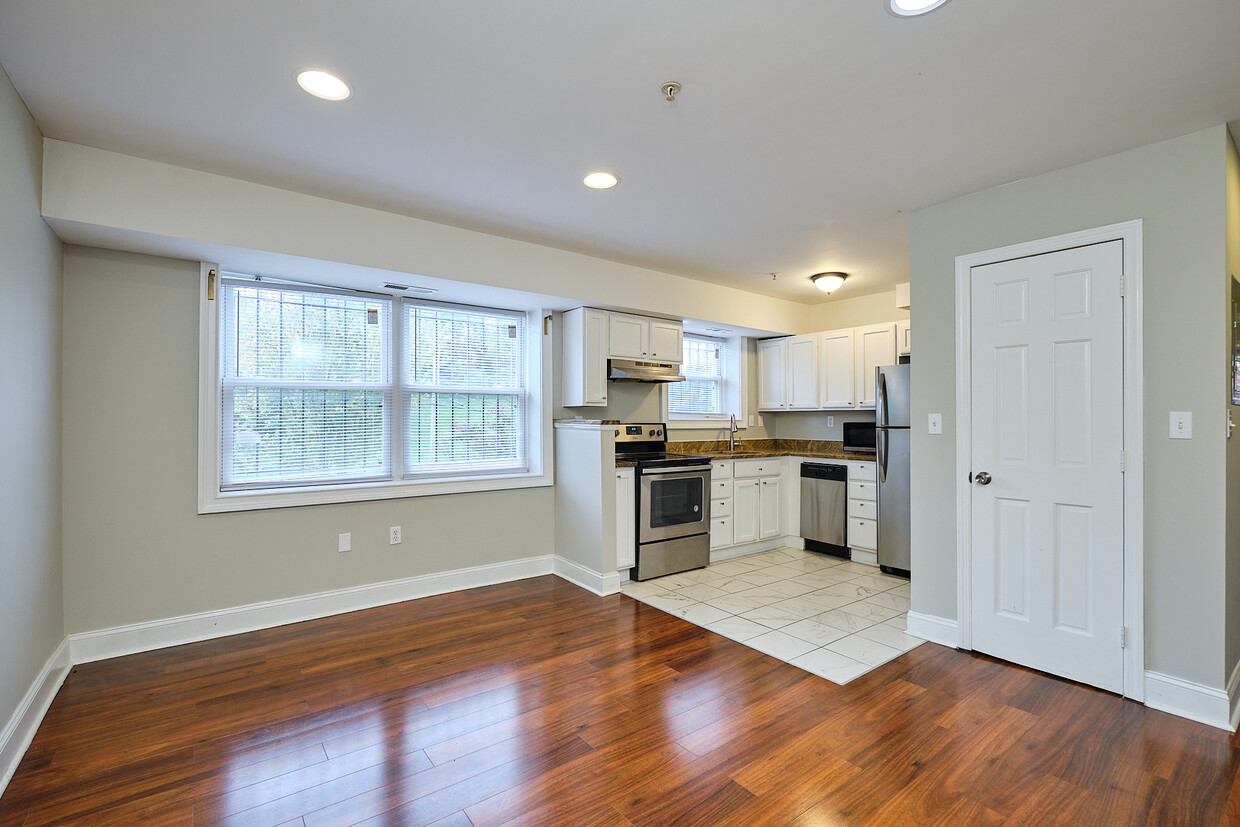 Foto principal - 4800 C St SE