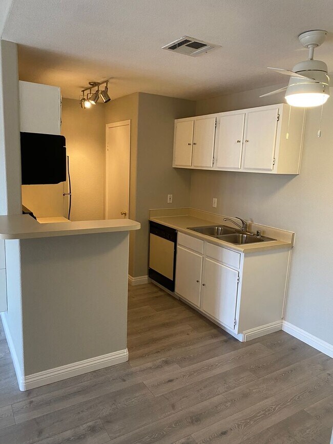 Foto del edificio - AMERICANA Property Mgmt - 1 bed Condo in Gated Community near The Strip