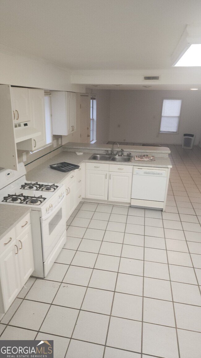 Foto del edificio - 1383 Lilburn Stone Mountain Rd
