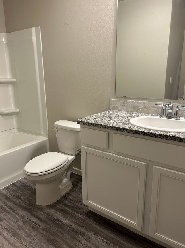 Foto del edificio - 3 bed 2 bath Duplex  Available 9/10!
