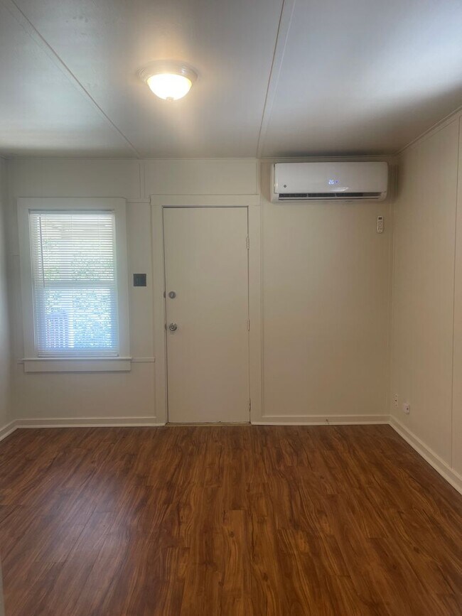 Foto del edificio - 1 BED 1 BATH HOUSE NEAR DOWNTOWN
