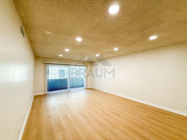 Foto del edificio - 6041 Whitsett Ave