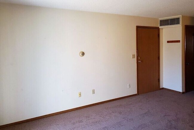 Foto del edificio - $900 | 1 Bedroom, 1 Bathroom Condo | Cat Friendly* | Available for Immediate Move In!