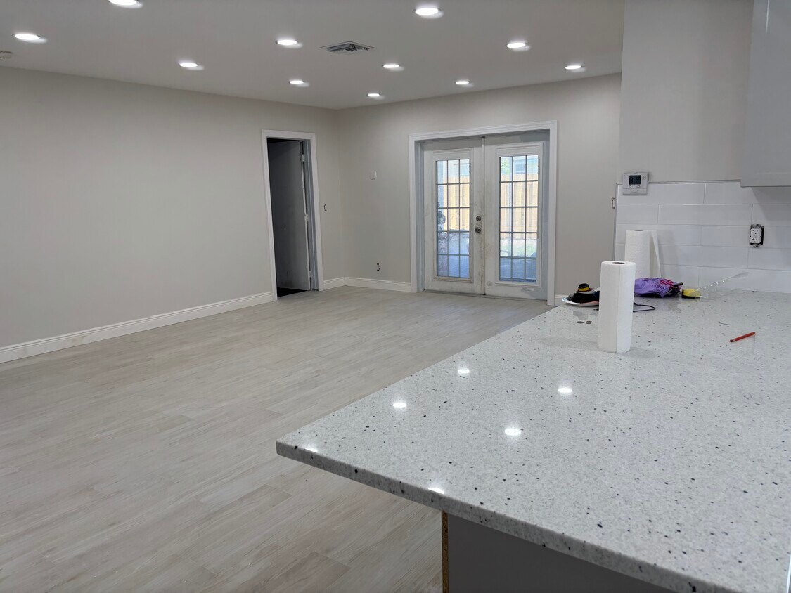 Foto principal - 240 NE 57th St