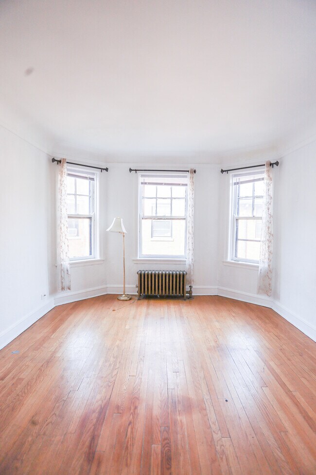 Building Photo - 4512 N Paulina St