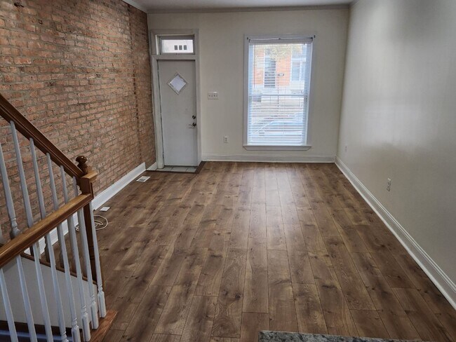 Building Photo - Beautiful 3 Bedroom Renovation in Greektow...