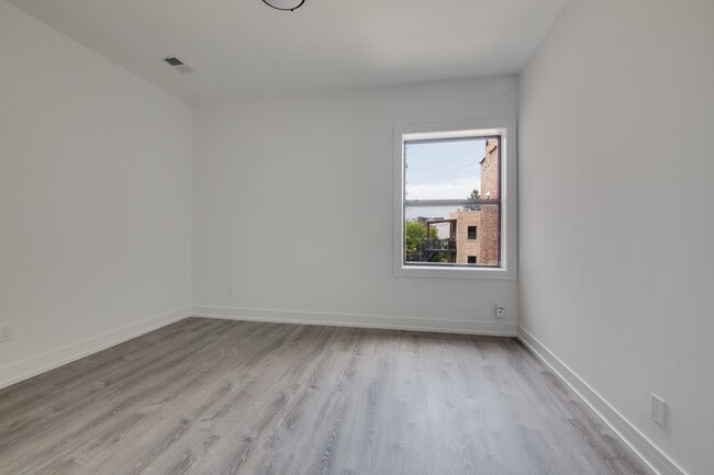 Foto del edificio - 3056 W Cortland St