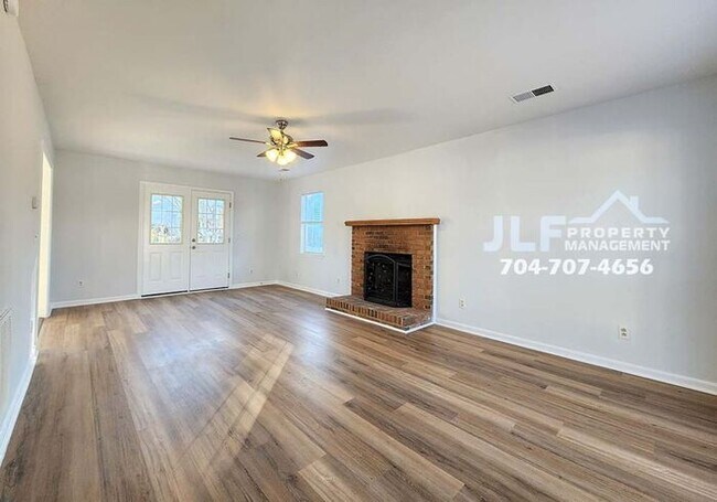 Building Photo - Beautiful 3/2.5 Home in Great Concord Loca...