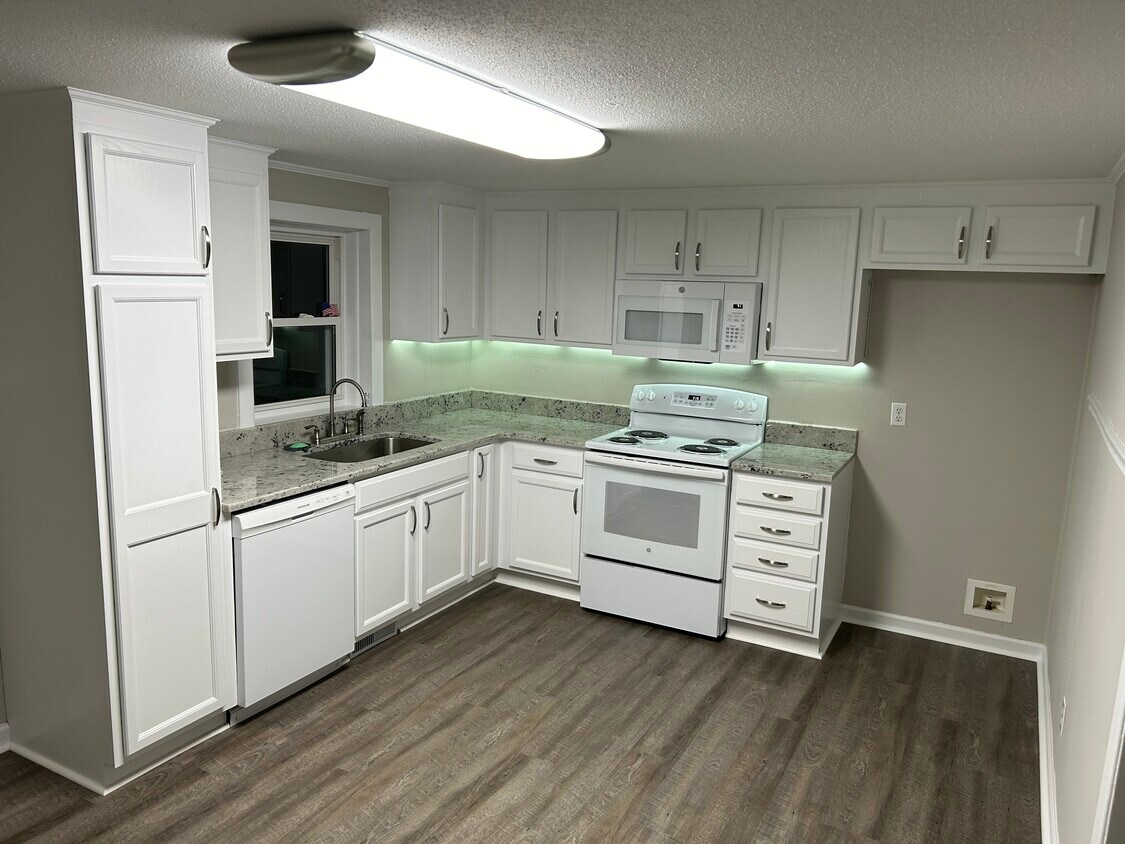 Cocina - foto nocturna - 486 Wilmouth Rd