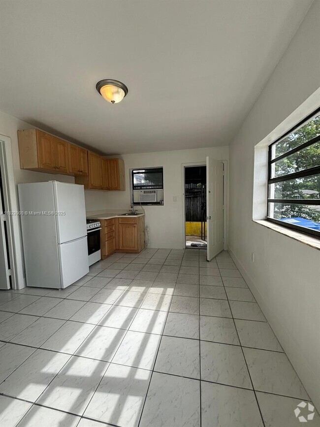 Building Photo - 1660 SW 24th Ave
