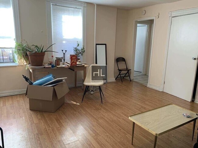 Building Photo - Garden 2 bedroom with Parking Spot!