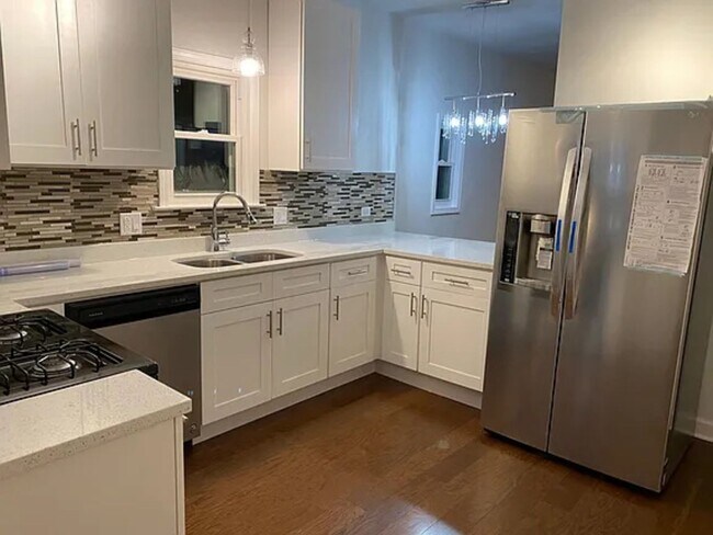 Foto del edificio - 1034 Lathrop Ave