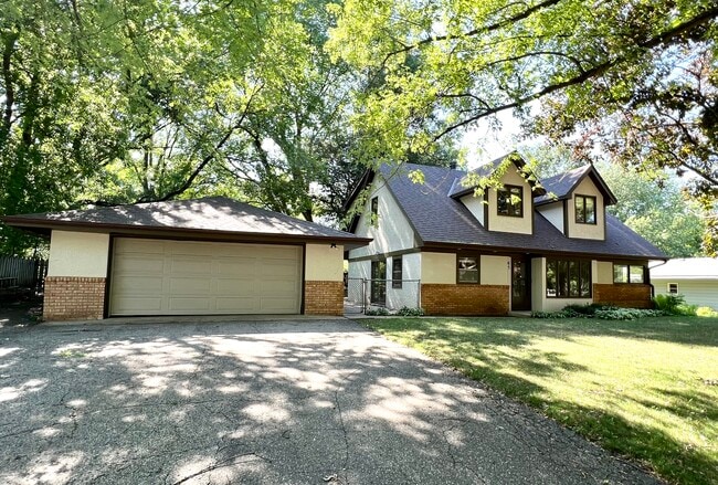 Building Photo - 65 Hackberry Hill