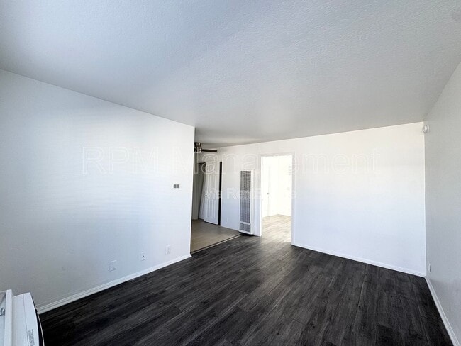 Foto del edificio - 6624 Sylmar Ave