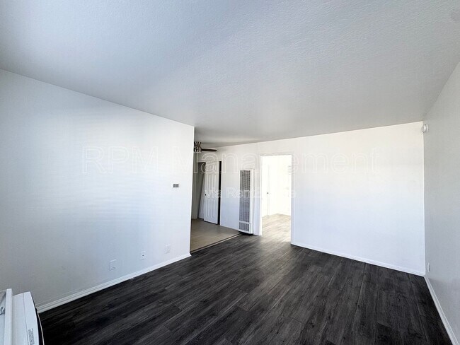 Building Photo - 6624 Sylmar Ave