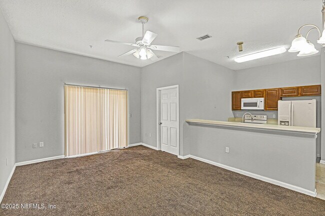 Foto del edificio - 7920 Merrill Rd