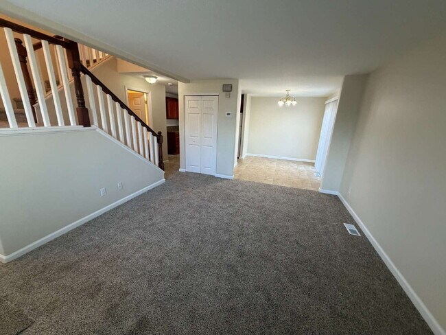 Building Photo - 3 Bedroom 1.5 Bathroom SE Portland Triplex