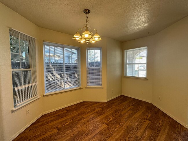 Building Photo - 2 Bedroom 2 Bathroom townhouse available f...