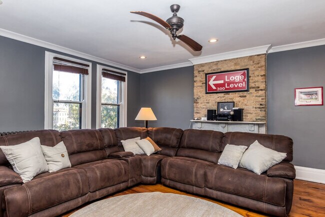 Building Photo - 215 W 9th St