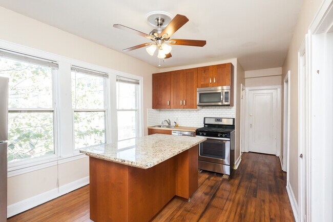 Foto del edificio - 2459 N Ashland Ave