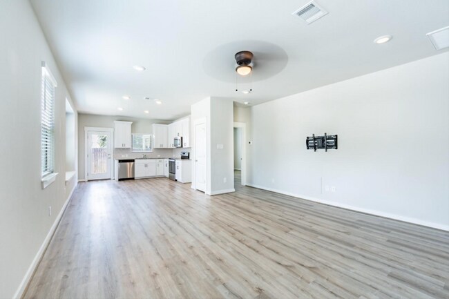 Building Photo - 147A Waterside Rd, Unit A, Buda, TX 78610