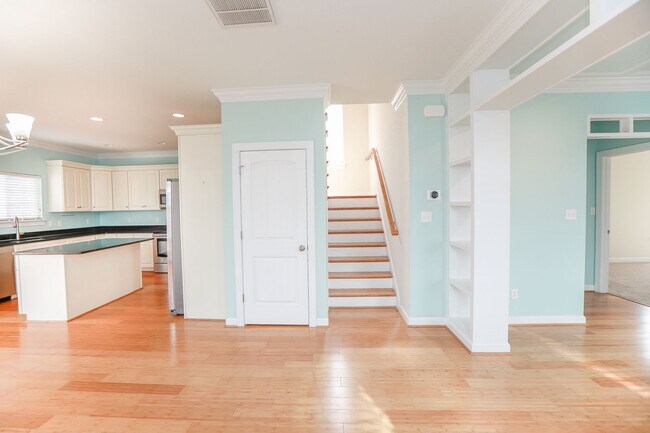 Foto del edificio - Beautiful Move-In Ready craftsman style home in Norfolk!