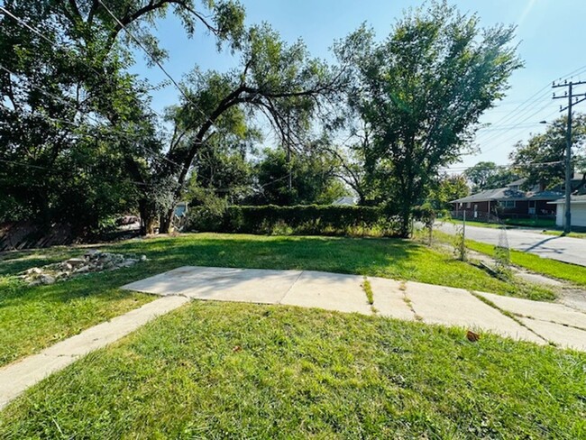 Building Photo - 2 Bedroom 1 Bath Section 8 Welcome 1/2 Duplex
