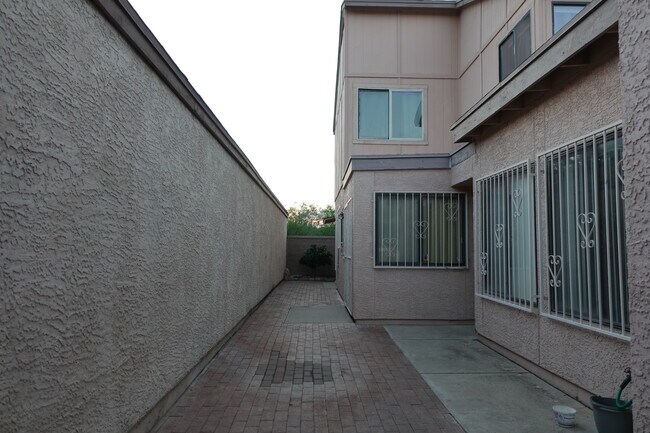 Building Photo - 2569 N Palo Santo Dr