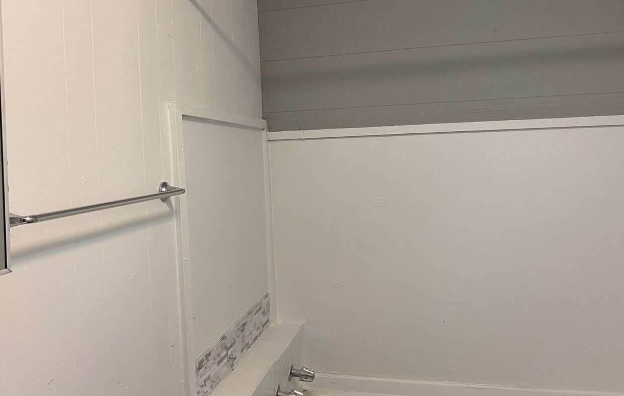 Building Photo - 1/2 off 1st Month's Rent   With Approved A...