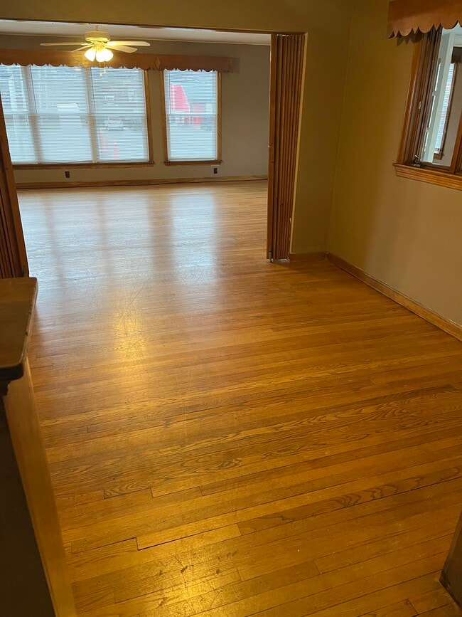 1422 E State St Unit Upstairs, Sharon, PA 16146 Apartments in Sharon