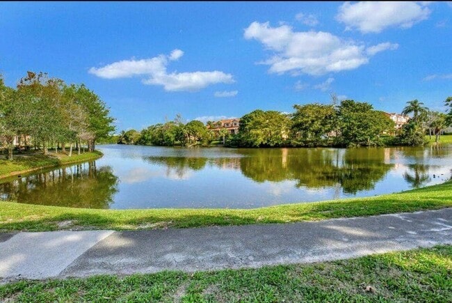 Foto del edificio - 1215 Crystal Way