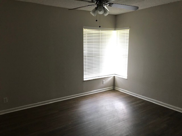 Foto del edificio - 1681 Treehaven Ct