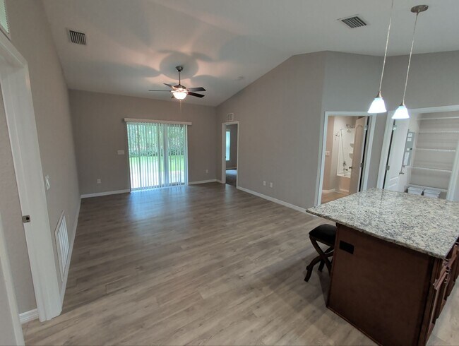 Foto del edificio - 9531 N Travis Dr