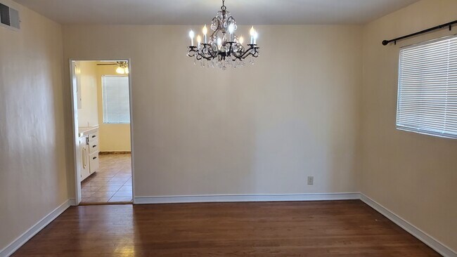 Dining room with chandelier - 2525 Richmond Ave