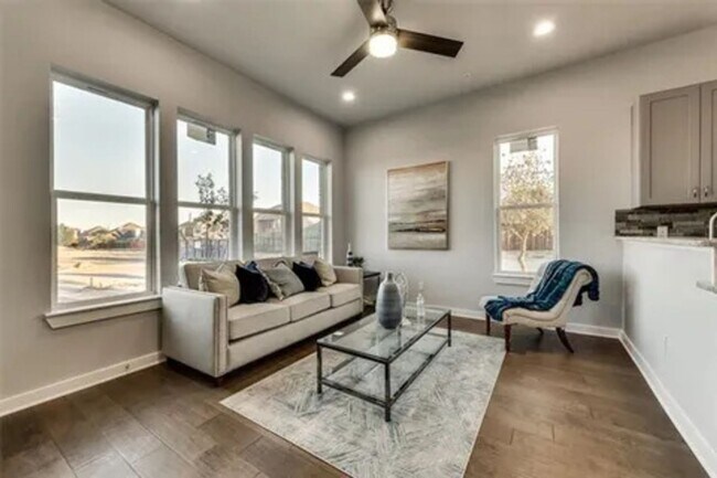 Foto del edificio - 5805 Rivendell Dr
