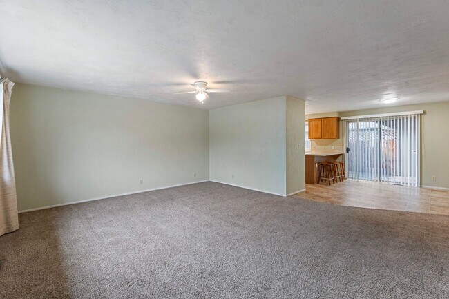 Foto del edificio - Large 2 bedroom 2 bathroom duplex with garage! $500 OFF YOUR FIRST MONTH’S RENT!