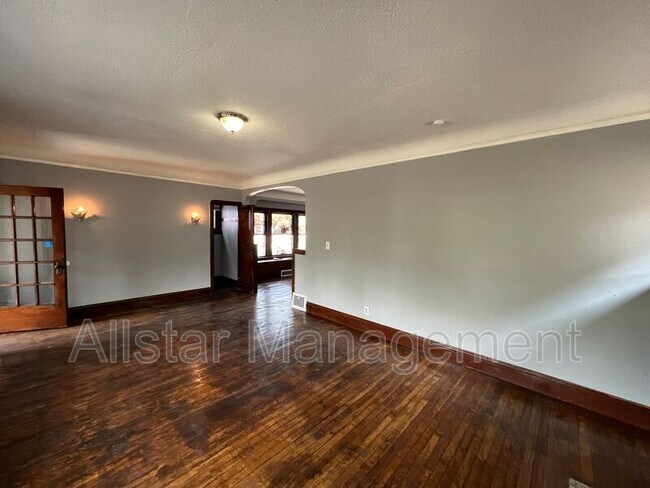 Building Photo - 3257 E 139th St