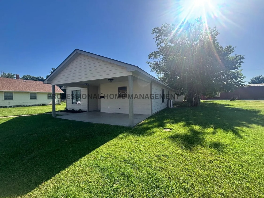 Primary Photo - Spacious 5 Bedroom 3 Bath Home Near Hutchi...