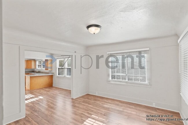 Building Photo - Unit