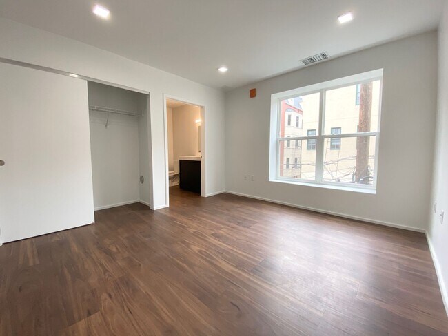 Interior Photo - 9 E. Mount Royal