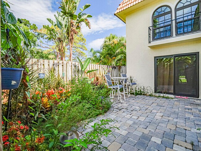 Building Photo - 1001 Royal Palm Blvd