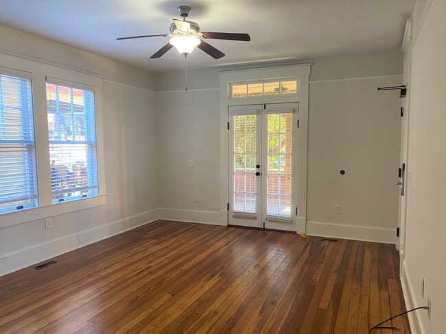 Foto del edificio - Two Bedroom Apartment On Tattnall Square Park