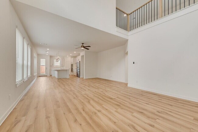Foto del edificio - Beautiful 5 bedroom 3 full bath home in the heart of Heartland!