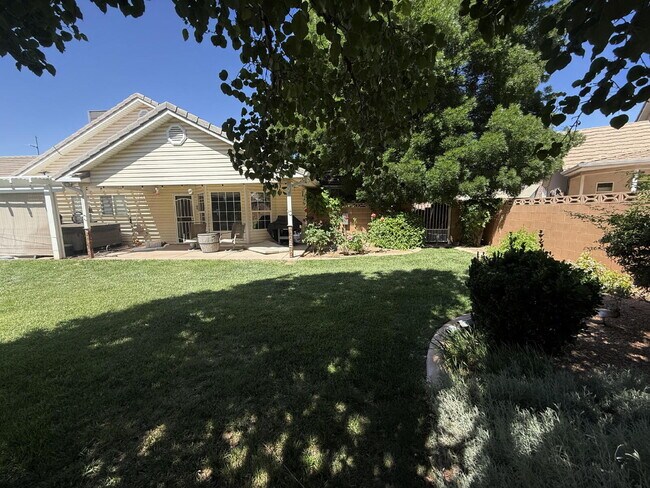 Foto del edificio - "Charming 3-Bedroom Home with 2 Baths on S...