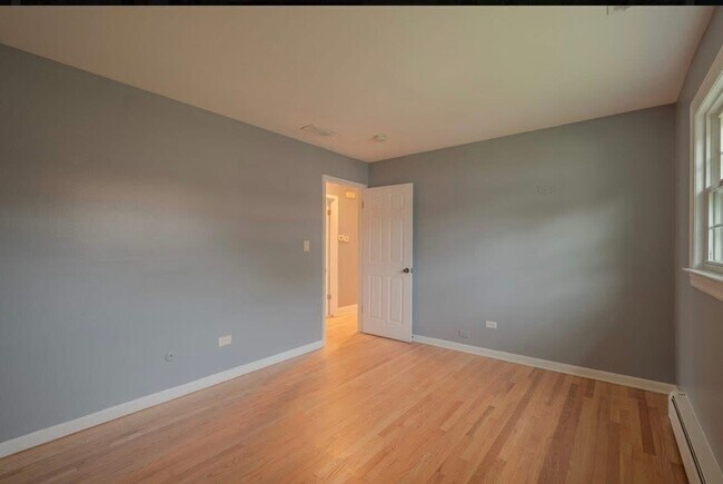 Foto del edificio - 323 Marshall Rd